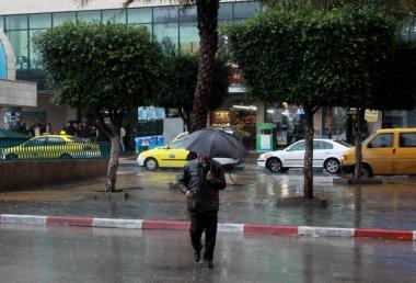 حالة الطقس: أجواء باردة وأمطار متفرقة فوق المناطق الشمالية
